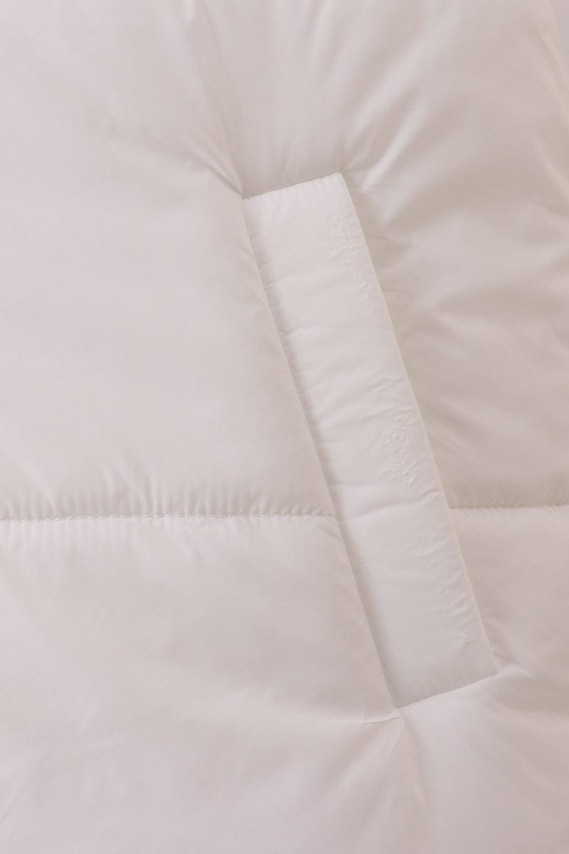 White mom&me puffer vest